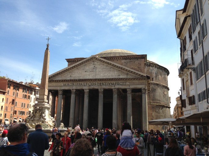 The Panthon is easily reached from the 40 bus with just a few blocks from the bus stop.